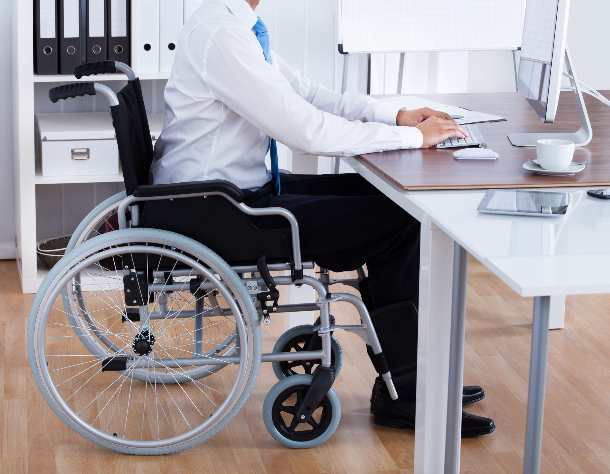 Работа инвалиду рабочая группа. Рабочие места для инвалидов. Трудоустройство инвалидов. Трудоустройство инаалид. Рабочее место для людей с ограниченными возможностями.